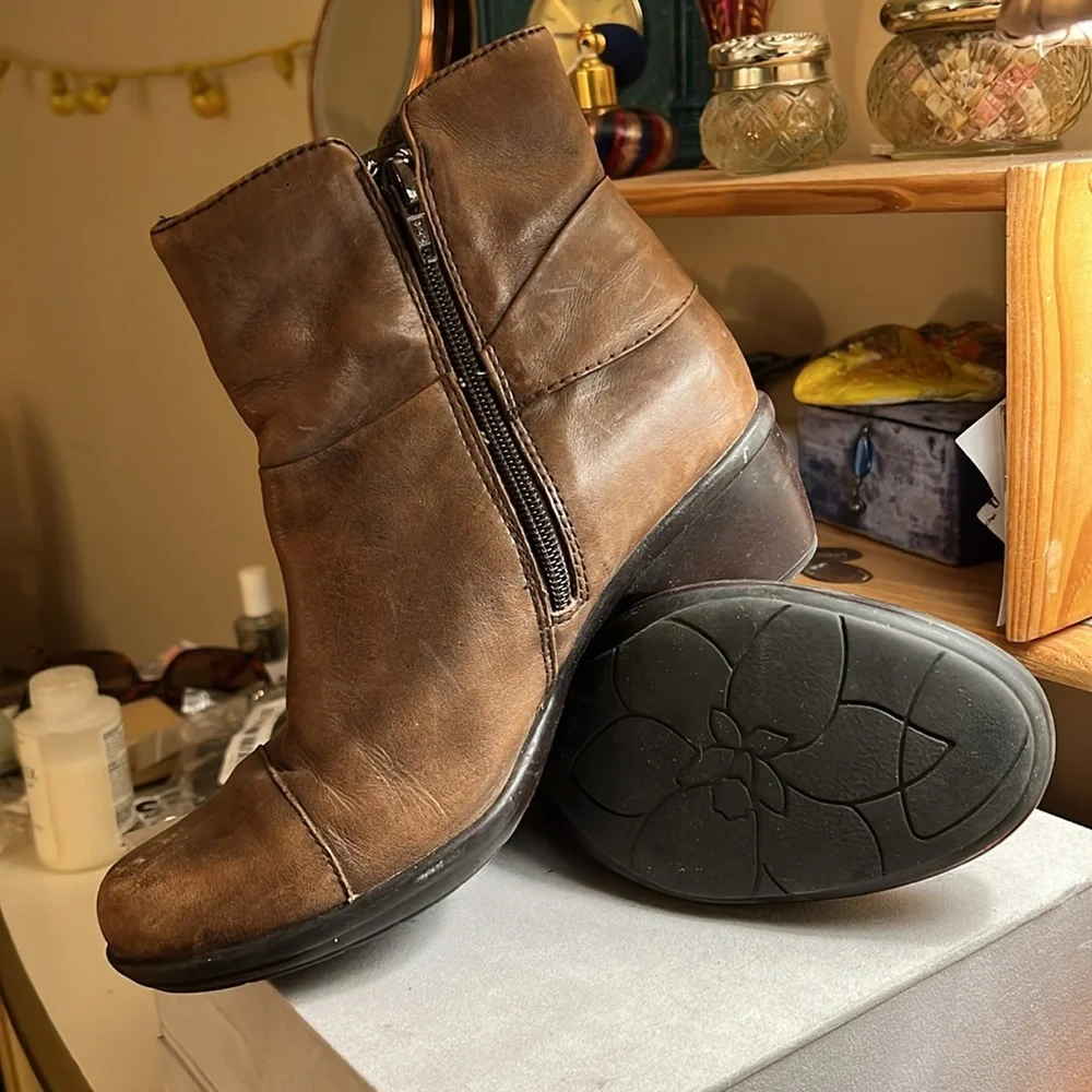 Clarks leather ankle boots, brown, size 6.5M - Picture 4 of 5